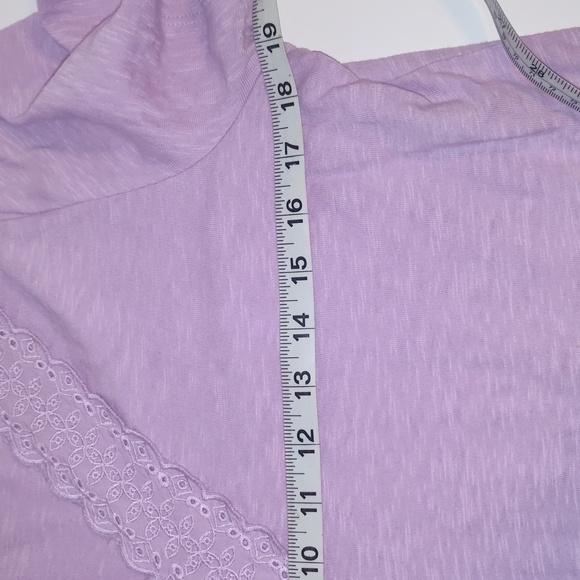 Talbots lace-trim V-neck tee in a lilac Lavender Purple Size Medium Women's - Picture 5 of 7